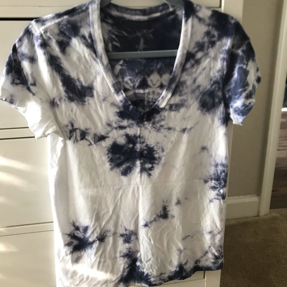 V-neck tee